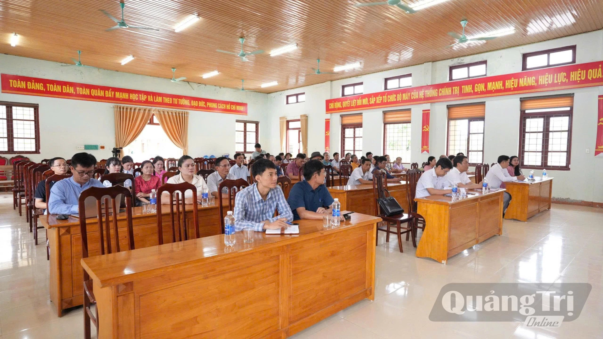 Đại biểu tham dự buổi tiếp xúc cử tri - Ảnh: T.T