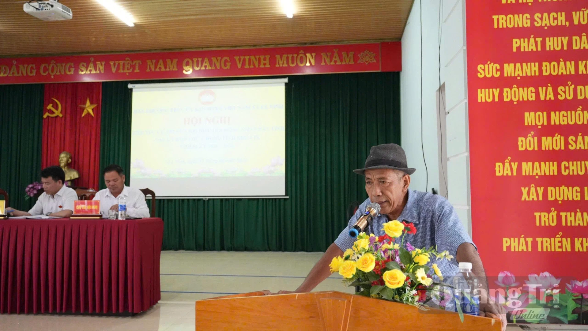 Cử tri xã Lệ Ninh kiến nghị tại buổi tiếp xúc - Ảnh: T.T