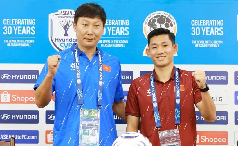 Huấn luyện viên Kim Sang-sik (áo xanh) đặt quyết tâm cùng tuyển Việt Nam thắng trận đầu tiên trên sân Mỹ Đình tại ASEAN Cup 2026. (Ảnh: VFF)