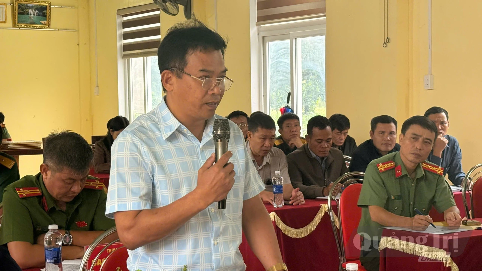 Cử tri trình bày kiến nghị tại buổi tiếp xúc - Ảnh: H.H