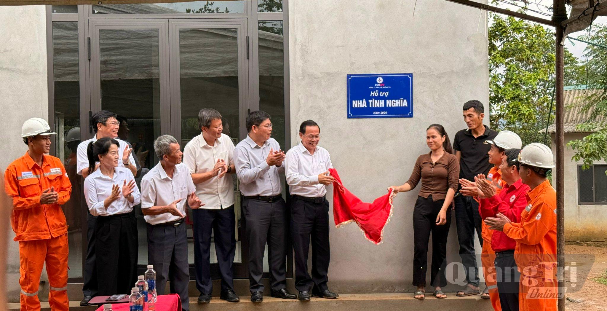 Bàn giao nhà tình nghĩa cho gia đình anh Hồ Văn Tuấn ở thôn A Rồng xã Hướng Hiệp - Ảnh: Hoàng Hùng
