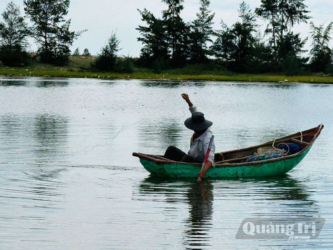 Lưới rào là nghề mưu sinh của nhiều người đàn ông vùng sông nước Lý Hòa - Ảnh: D.H