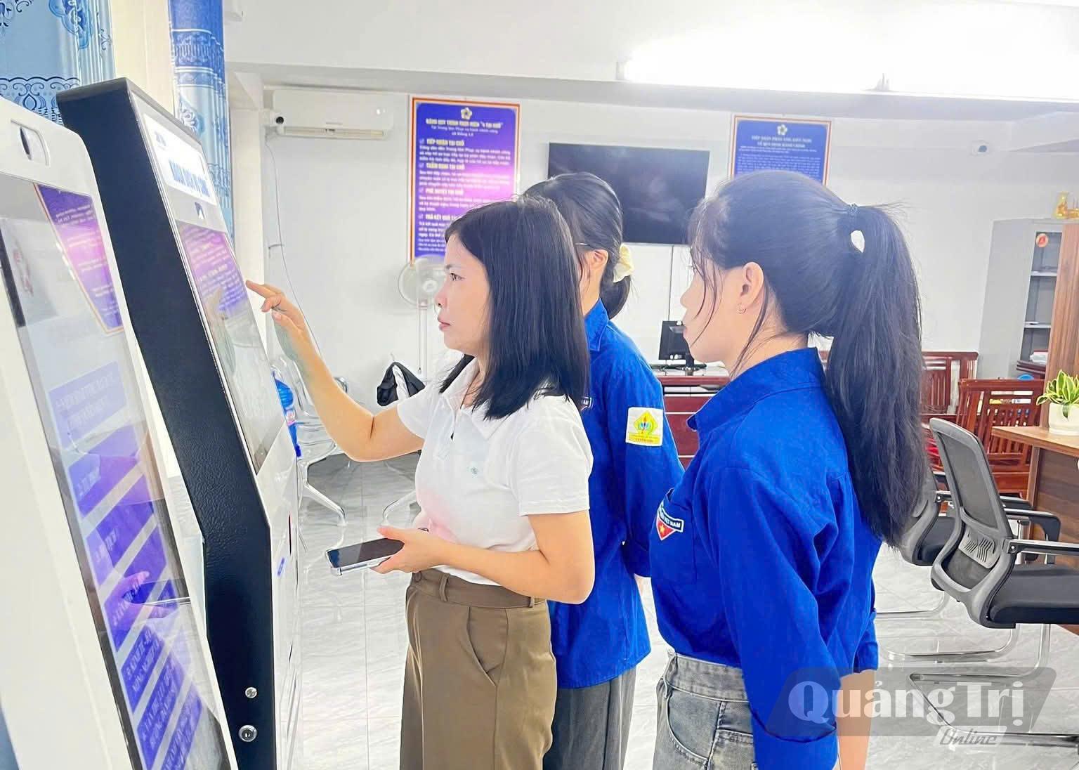Đoàn viên, thanh niên xã Đồng Lê hỗ trợ người dân làm thủ tục giao dịch tại Trung tâm Phục vụ hành chính công xã - Ảnh: X.P