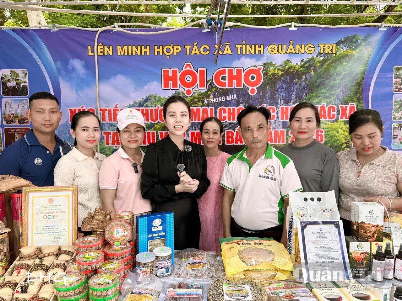 Phiên Livestream trực tiếp tại gian hàng hội chợ - ảnh HG