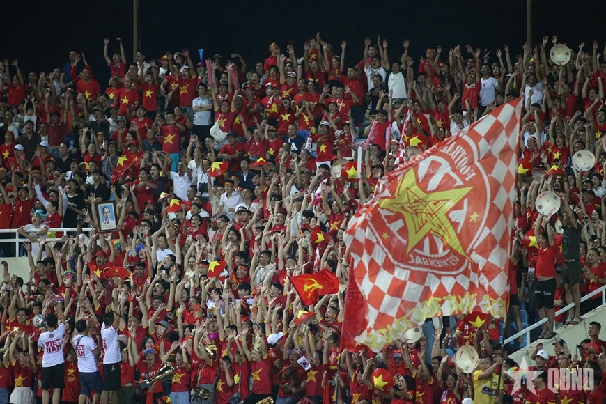 Đông đảo cổ động viên phủ kín các khán đài sân Mỹ Đình. Ảnh: VIỆT AN 