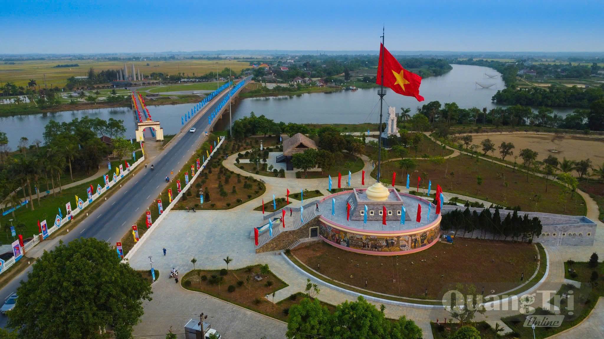 Cầu Hiền Lương rợp cờ hoa chào mừng ngày Quốc khánh 2/9 - Ảnh: B.C