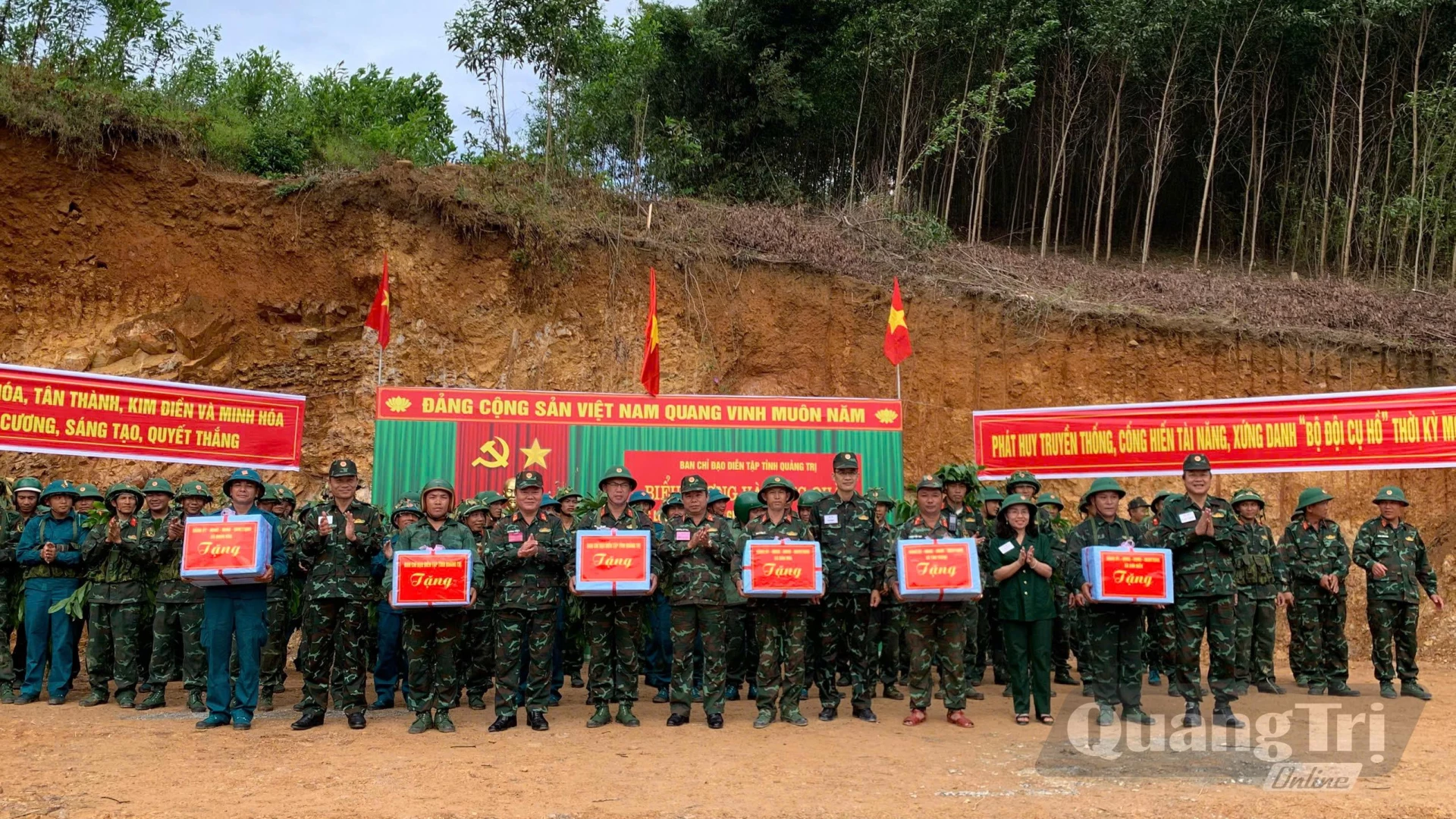 Đại diện lãnh đạo các địa phương liên quan tặng quà cho lực lượng tham gia diễn tập - Ảnh: CT