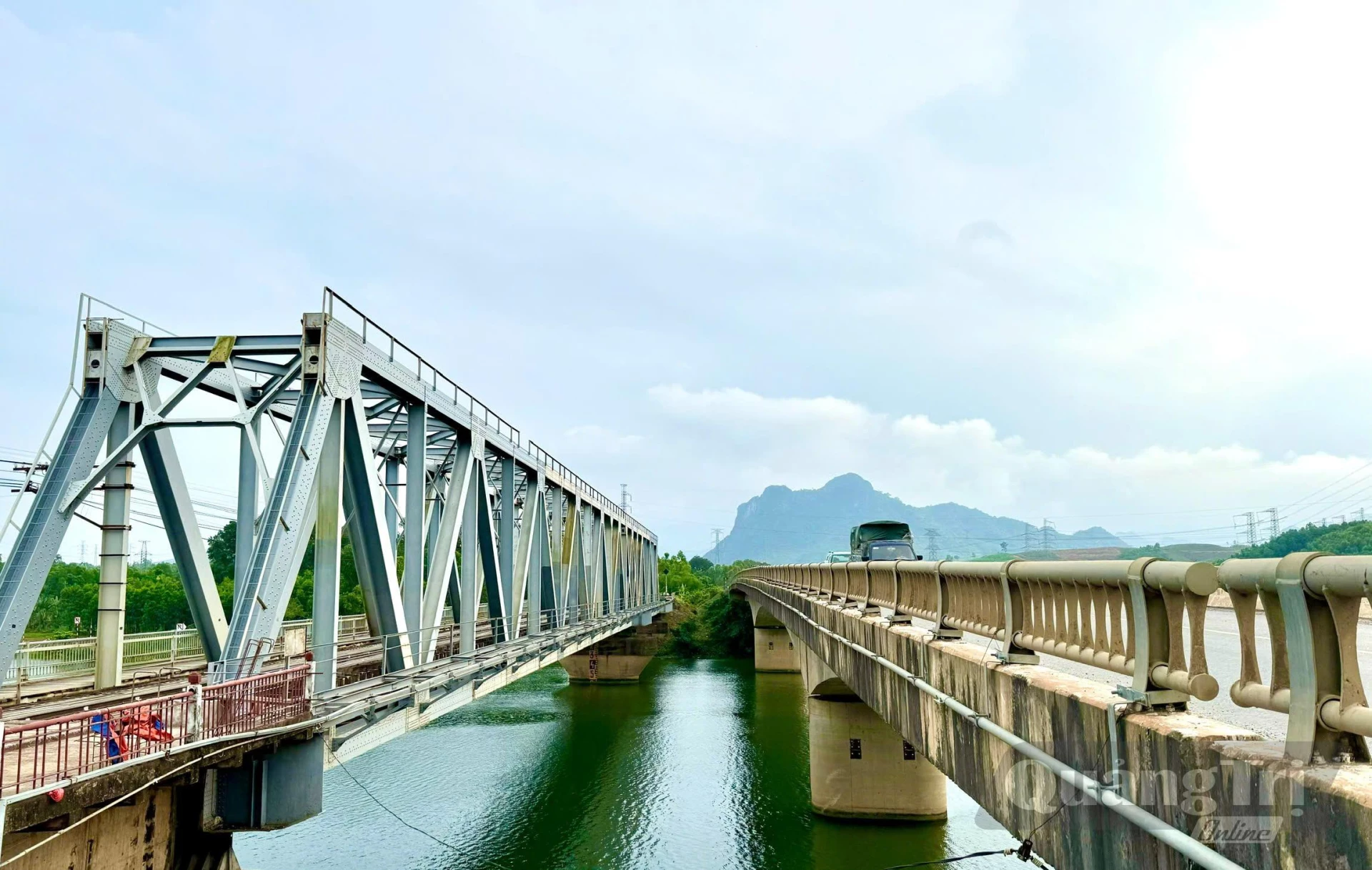 Cầu đường sắt và cầu đường bộ (đường Hồ Chí Minh nhánh Đông) bắc qua sông Long Đại - Ảnh: A.T