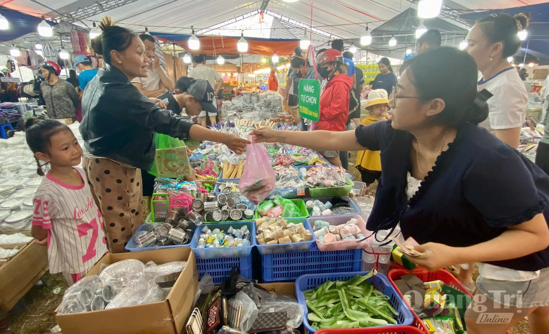 Gian hàng tự chọn thu hút nhiều người dân tham quan, mua sắm tại hội chợ - Ảnh: H.C