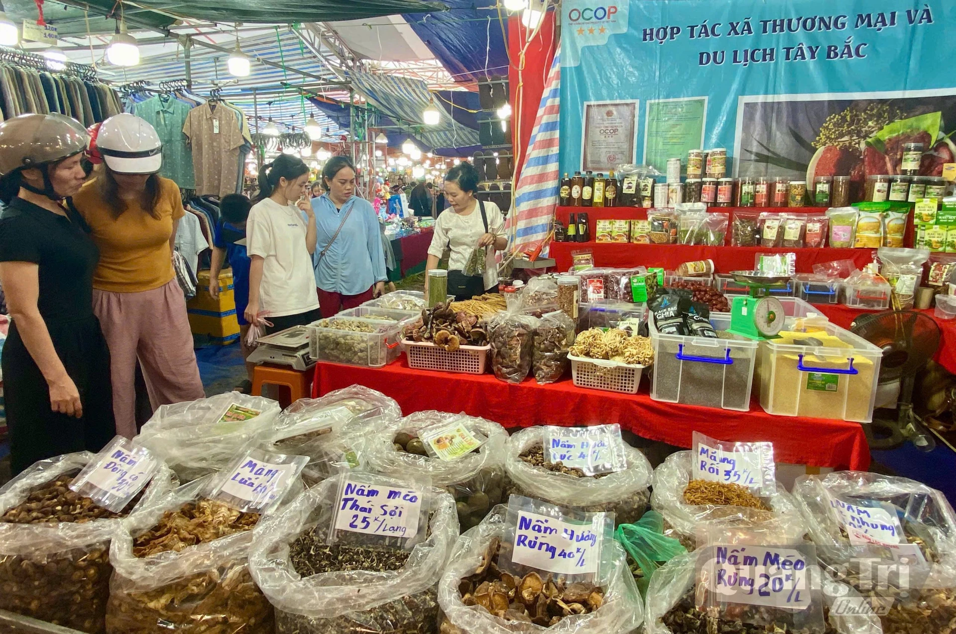 Gian hàng trưng bày, giới thiệu những sản phẩm đặc trưng Tây Bắc - Ảnh: H.C