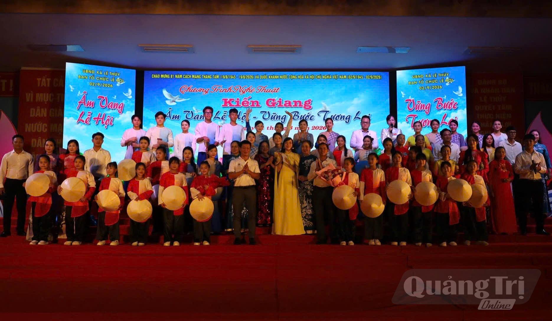  Đại diện lãnh đạo UBND xã Lệ Thủy tặng hoa cho các ca sĩ, diễn viên tham gia chương trình nghệ thuật - Ảnh: H.C