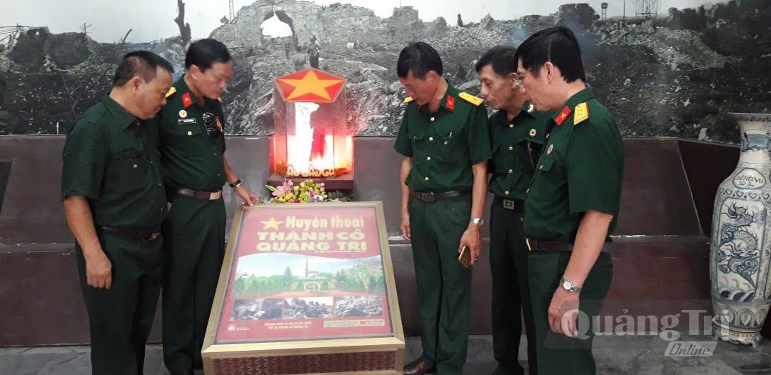Cựu chiến binh xem cuốn sách Huyền thoại Thành Cổ Quảng Trị, vinh danh hơn 4.000 liệt sĩ hy sinh tại Thành Cổ Quảng Trị - Ảnh: P.X.D