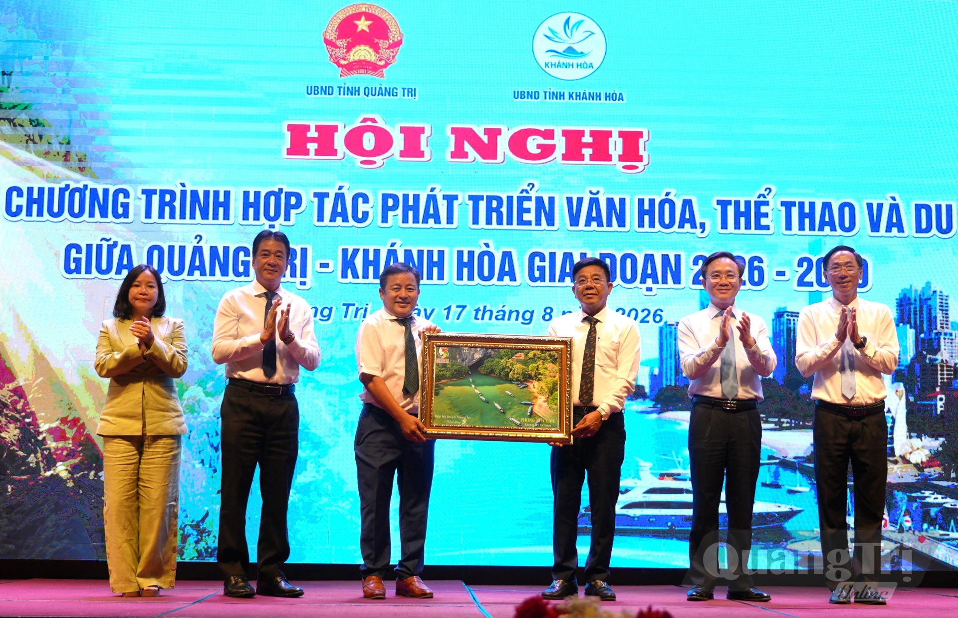 Hiệp hội Du lịch Quảng Trị tặng quà cho Hiệp hội Du lịch Khánh Hòa - Ảnh:T.Đ