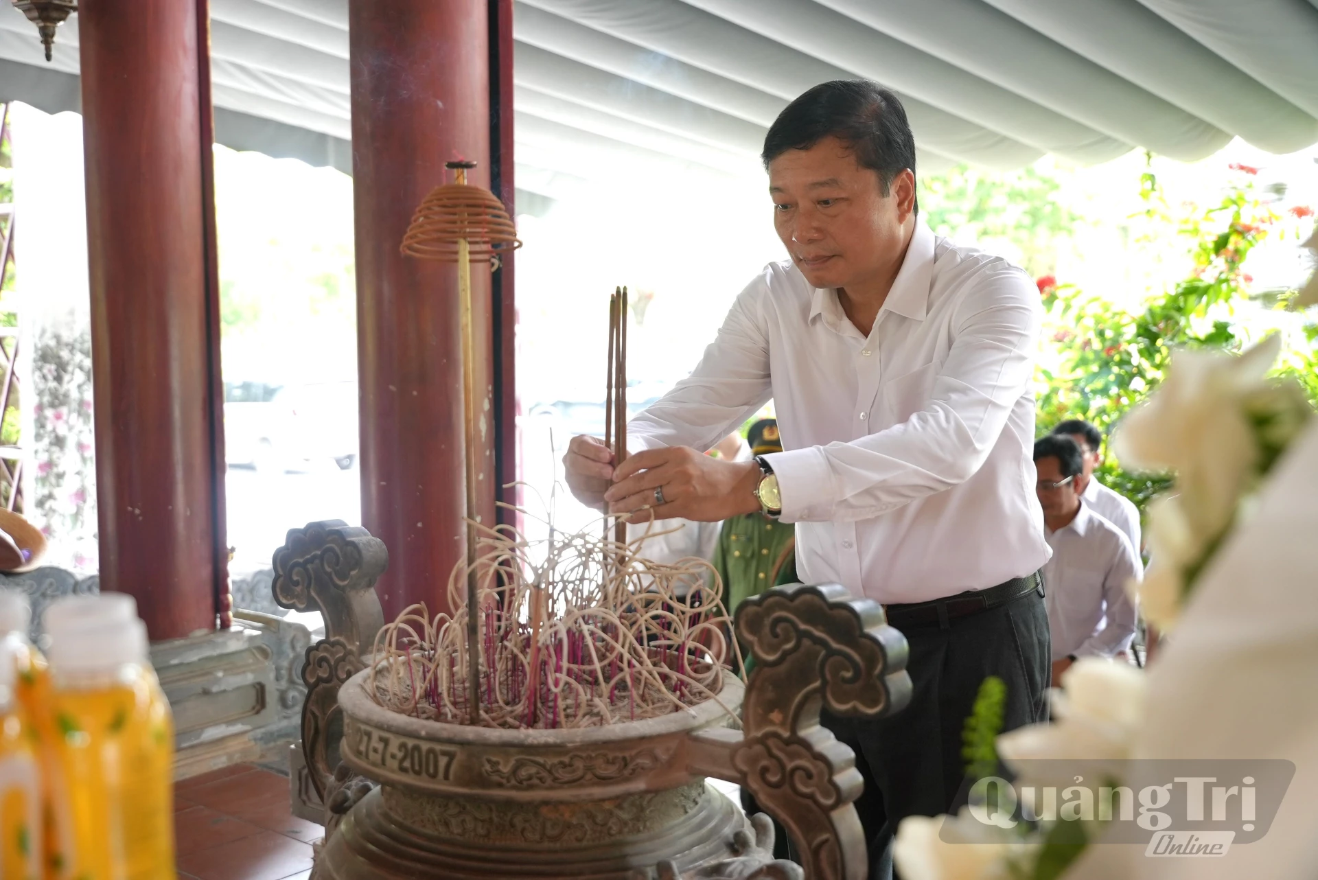 Đồng chí Lê Hồng Vinh, Chủ tịch UBND tỉnh dâng hương tri ân các anh hùng liệt sĩ tại Khu di tích lịch sử Quốc gia Truông Bồn, tỉnh Nghệ An- Ảnh: T.Đ