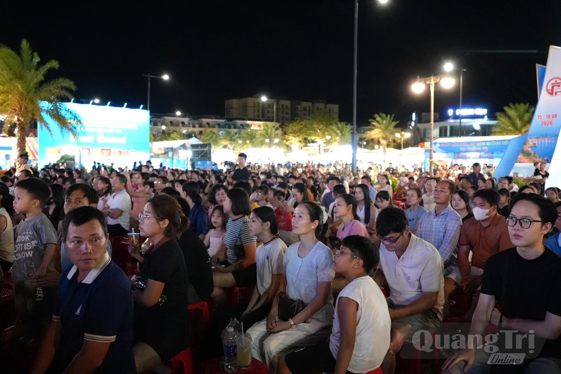 Đông đảo người dân và du khách thưởng thức các tiết mục nghệ thuật đặc sắc tại lễ khai mạc - Ảnh: T.Đ