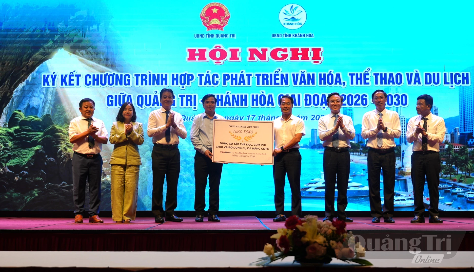Doanh nghiệp tỉnh Khánh Hòa tặng bộ dụng cụ tập thể dục, thể thao đa năng cho xã Hướng Hiệp, tỉnh Quảng Trị - Ảnh: T.Đ