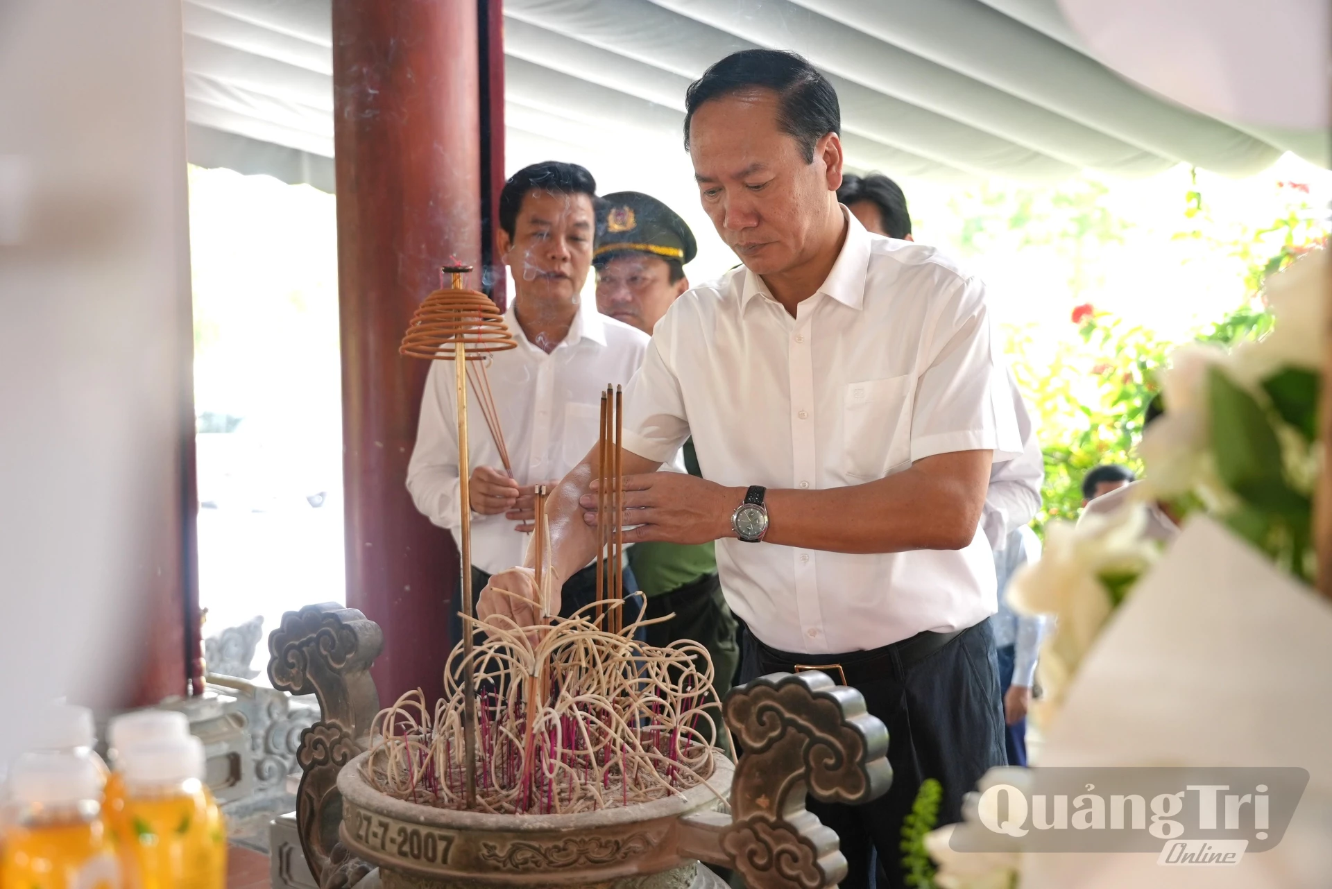 Lãnh đạo các sở, ngành của tỉnh Quảng Trị dâng hương tri ân các anh hùng liệt sĩ tại Khu di tích lịch sử Quốc gia Truông Bồn, tỉnh Nghệ An - Ảnh: T.Đ
