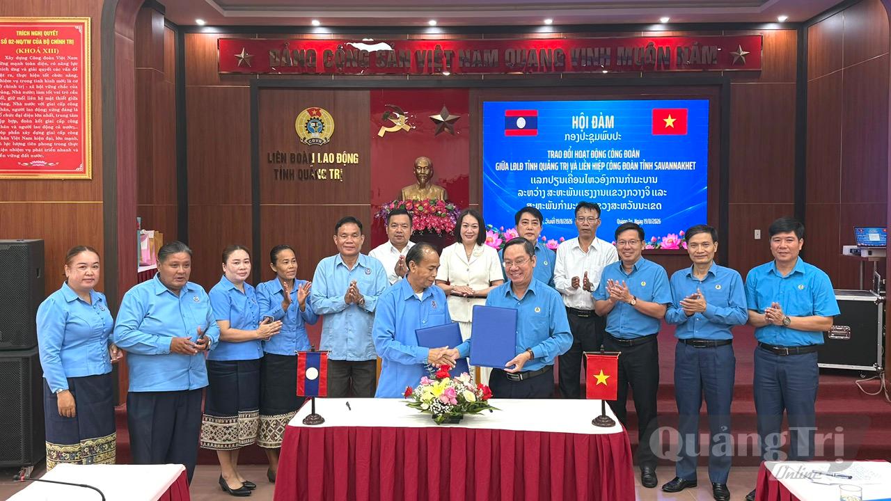 Liên đoàn Lao động tỉnh Quảng Trị và Liên hiệp Công đoàn tỉnh Savannakhet ký kết nội dung hợp tác trong thời gian tới -Ảnh: NL