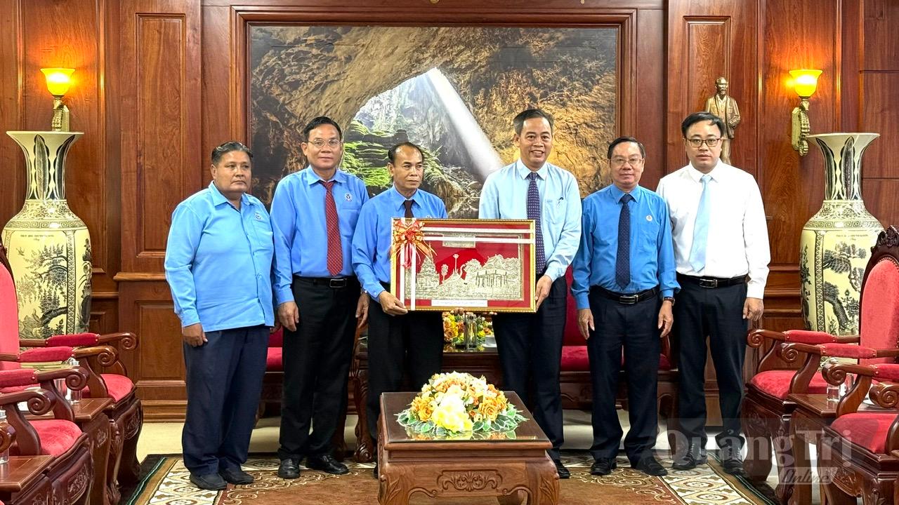 Chủ tịch Liên hiệp Công đoàn tỉnh Sạ-vẳn-na-khệt Khăm-Cơng Sút-Thi-Đết tặng quà lưu niệm cho lãnh đạo Tỉnh ủy Quảng Trị - Ảnh: NL
