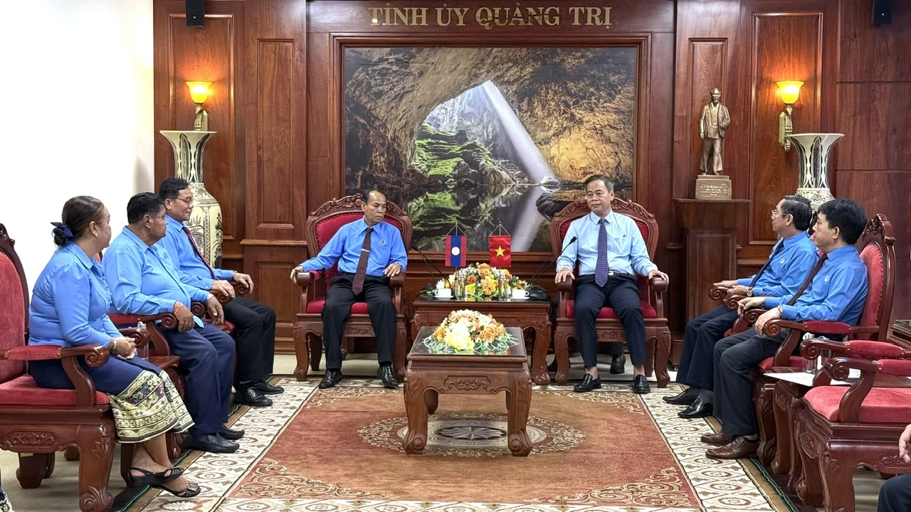 Đoàn đại biểu Liên hiệp Công đoàn tỉnh Sạ-vẳn-na-khệt chào xã giao lãnh đạo Tỉnh ủy Quảng Trị
