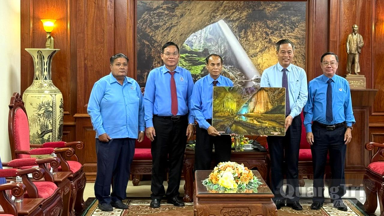 Phó Bí thư Tỉnh ủy, Chủ tịch HĐND tỉnh Nguyễn Đăng Quang tặng quà lưu niệm cho Liên hiệp Công đoàn tỉnh Sạ -vẳn-na-khệt - Ảnh: NL