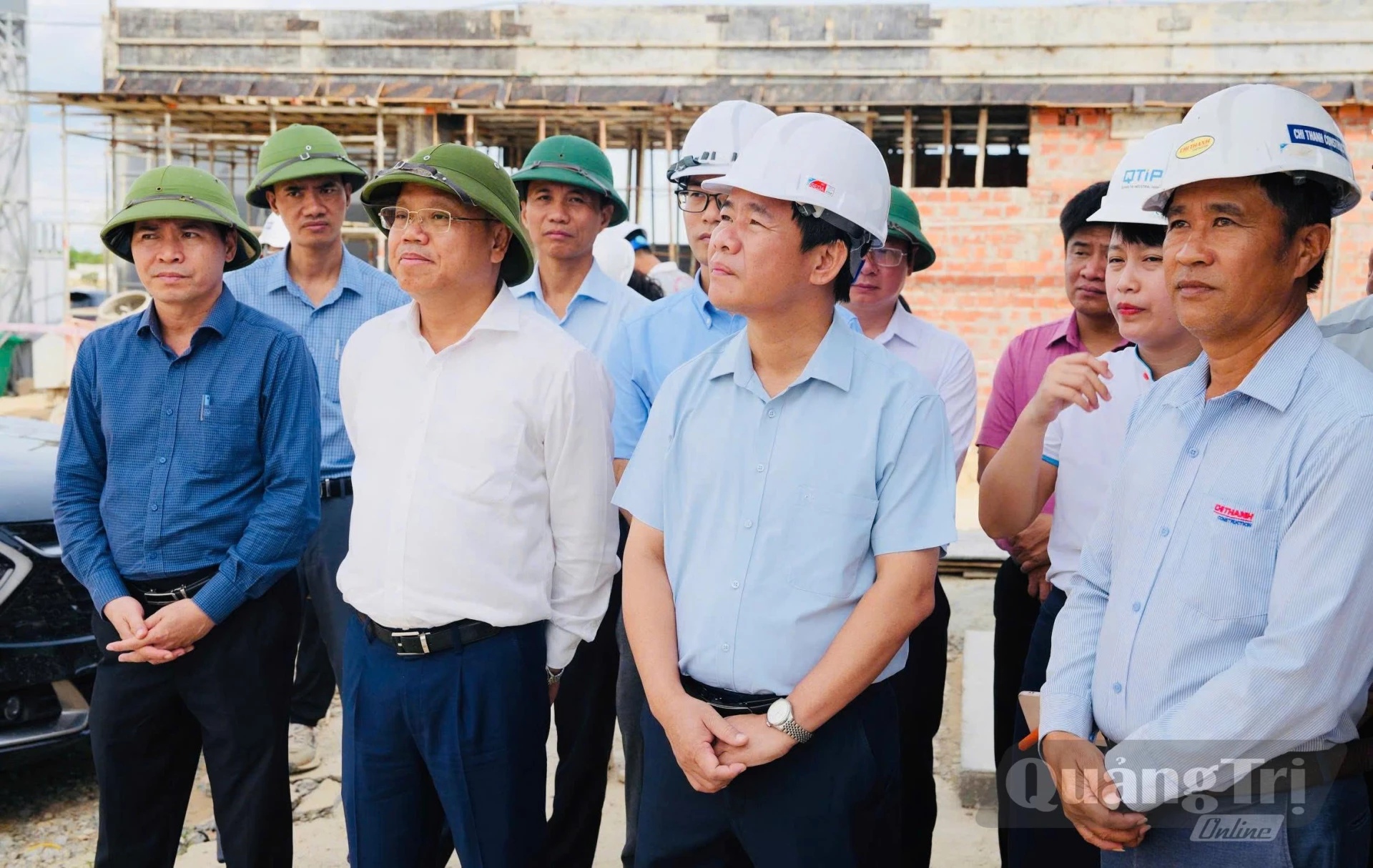 Bí thư Tỉnh uỷ Quảng Trị Nguyễn Văn Phương và đoàn công tác khảo sát khu vực thi công KCN  - Ảnh: Mỹ Nhị 
