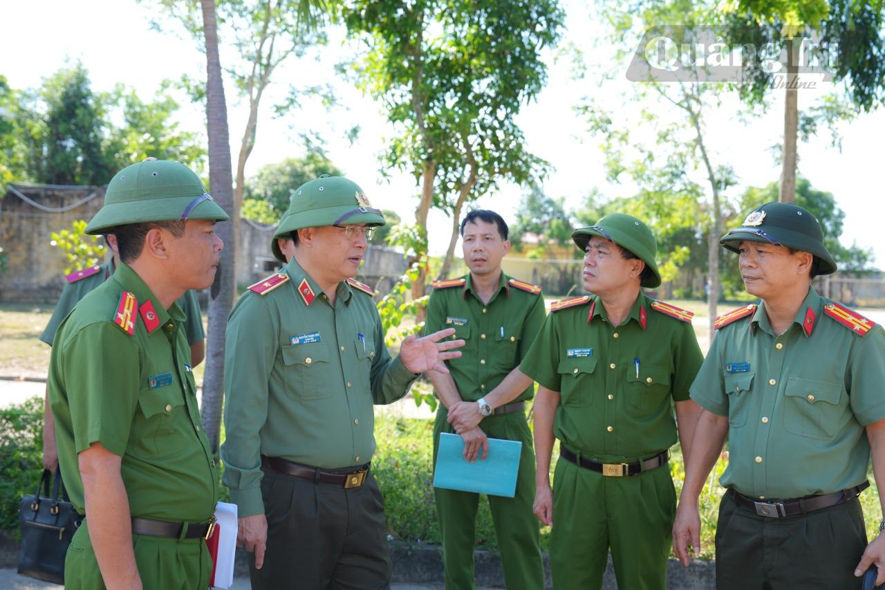 Thiếu tướng Nguyễn Thanh Liêm, Giám đốc Công an tỉnh trực tiếp kiểm tra, chỉ đạo công tác bảo đảm an ninh, trật tự và hướng dẫn nghiệp vụ tại cơ sở - Ảnh: CAQT