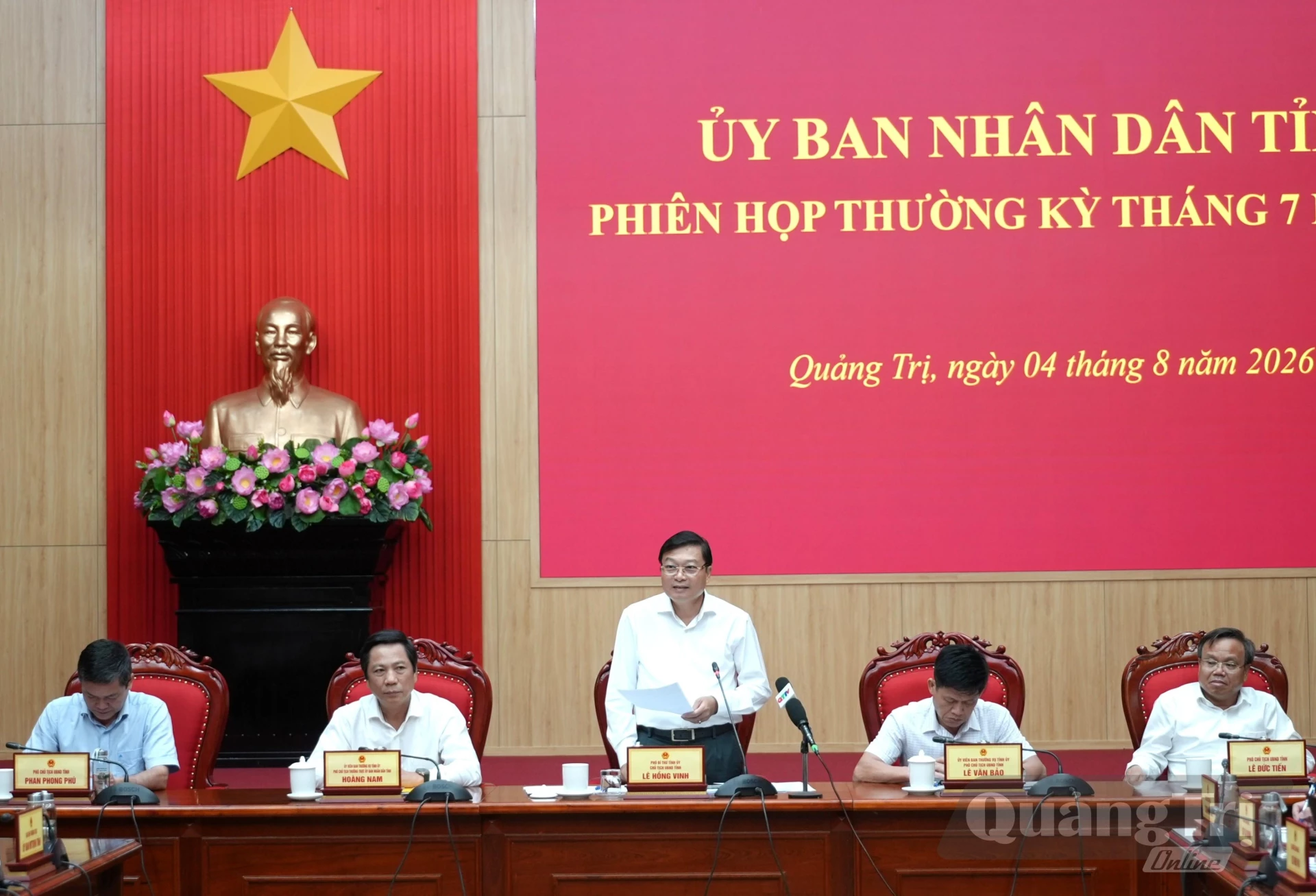 Đồng chí Lê Hồng Vinh, Chủ tịch UBND tỉnh và các đồng chí Phó Chủ tịch UBND tỉnh chủ trì phiên họp - Ảnh: T.Đ