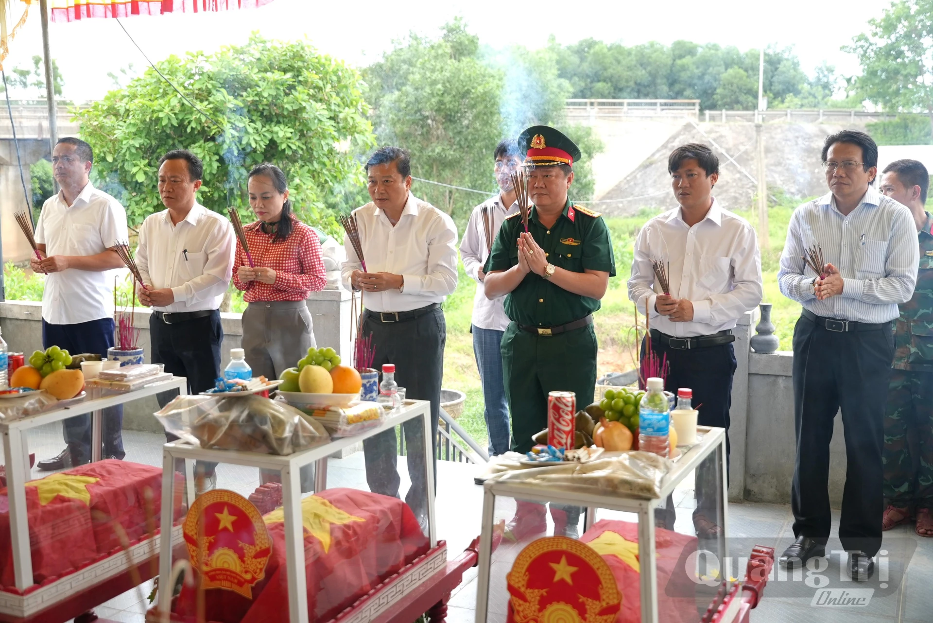 Đồng chí Lê Hồng Vinh, Phó Bí thư Tỉnh ủy, Chủ tịch UBND tỉnh và đoàn công tác dâng hương tri ân các anh hùng liệt sĩ được tìm kiếm, quy tập tại khu vực Câu Nhi - Ảnh: T.Đ