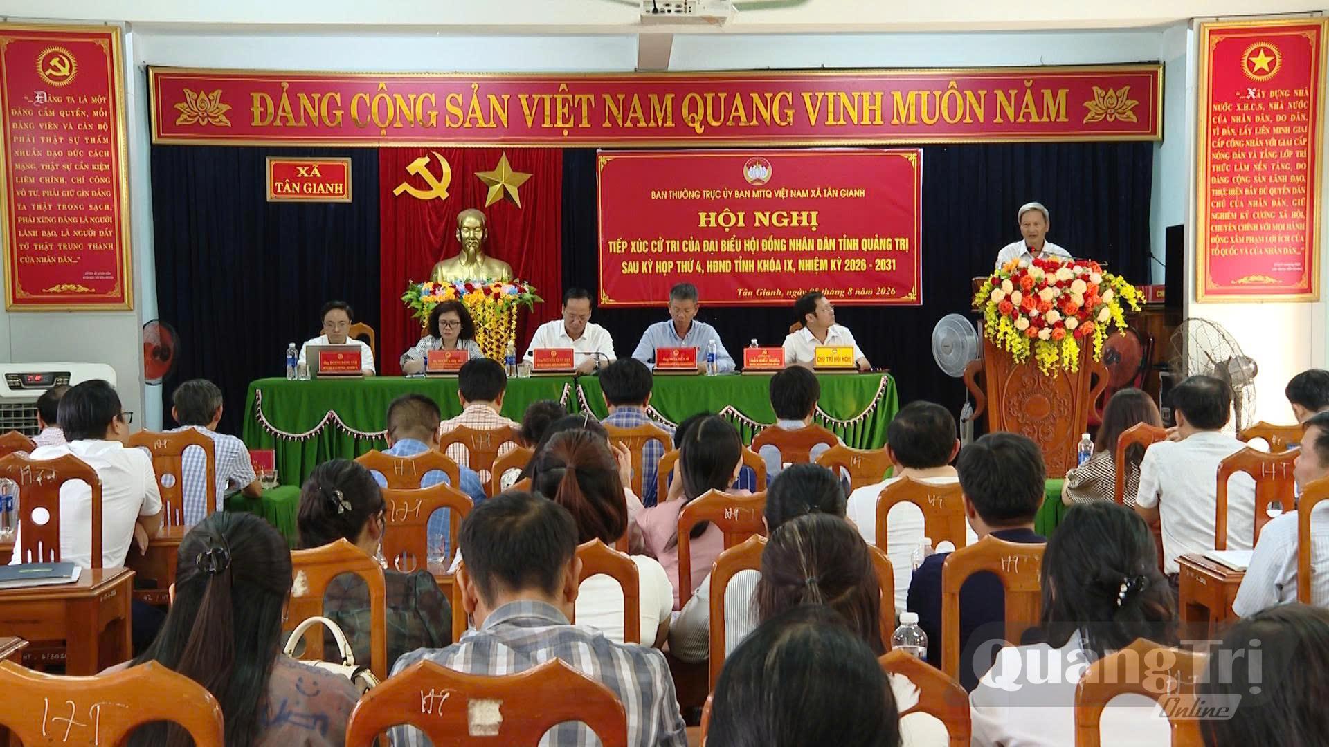 Quang cảnh buổi tiếp xúc cử tri tại xã Tân Gianh - Ảnh: L.T