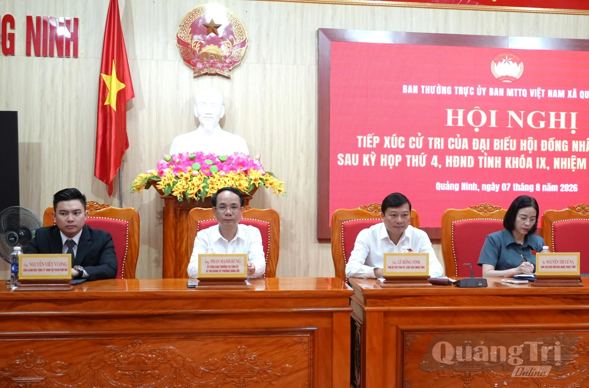 Ông Lê Hồng Vinh, Chủ tịch UBND tỉnh và các đại biểu HĐND tỉnh tiếp xúc cử tri xã Quảng Ninh - Ảnh: T.Đ