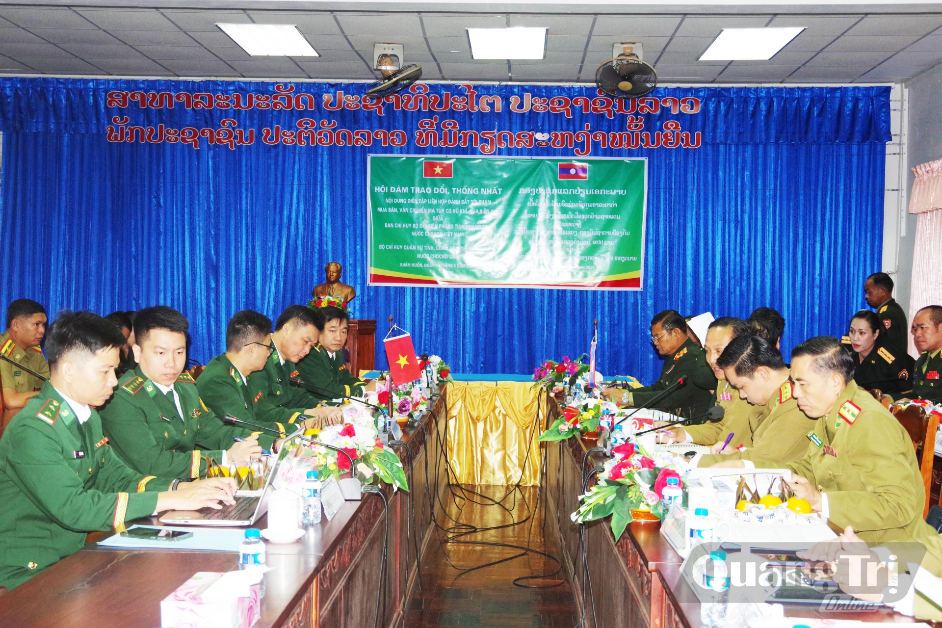 QTO - Ngày 11/8, tại thị xã Thà Khẹc, tỉnh Khăm Muồn (Lào), đoàn công tác Ban Chỉ huy Bộ đội Biên phòng tỉnh Quảng Trị do  đồng chí đại tá Nguyễn Bá Duyệt, Phó Chỉ huy trưởng kiêm Tham mưu trưởng làm Trưởng đoàn đã tham gia hội đàm trao đổi, thống nhất nội dung diễn tập liên hợp đánh bắt tội phạm mua bán, vận chuyển ma túy có vũ khí qua biên giới - Ảnh: H.N