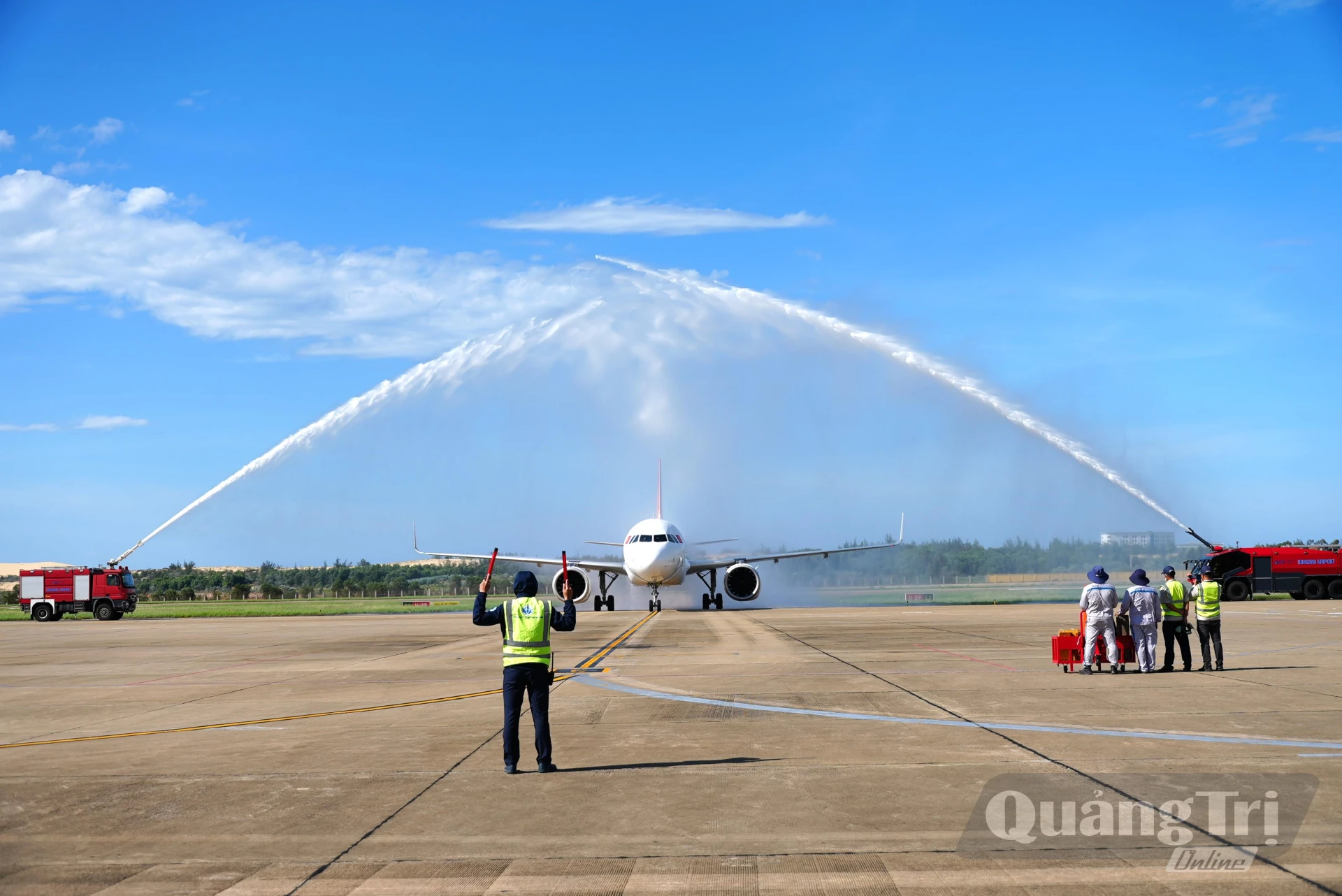 Nghi thức phun vòi rồng chào mừng khoảnh khắc đặc biệt đánh dấu đường bay Cam Ranh – Đồng Hới chính thức được đưa vào khai thác - Ảnh: T.Đ