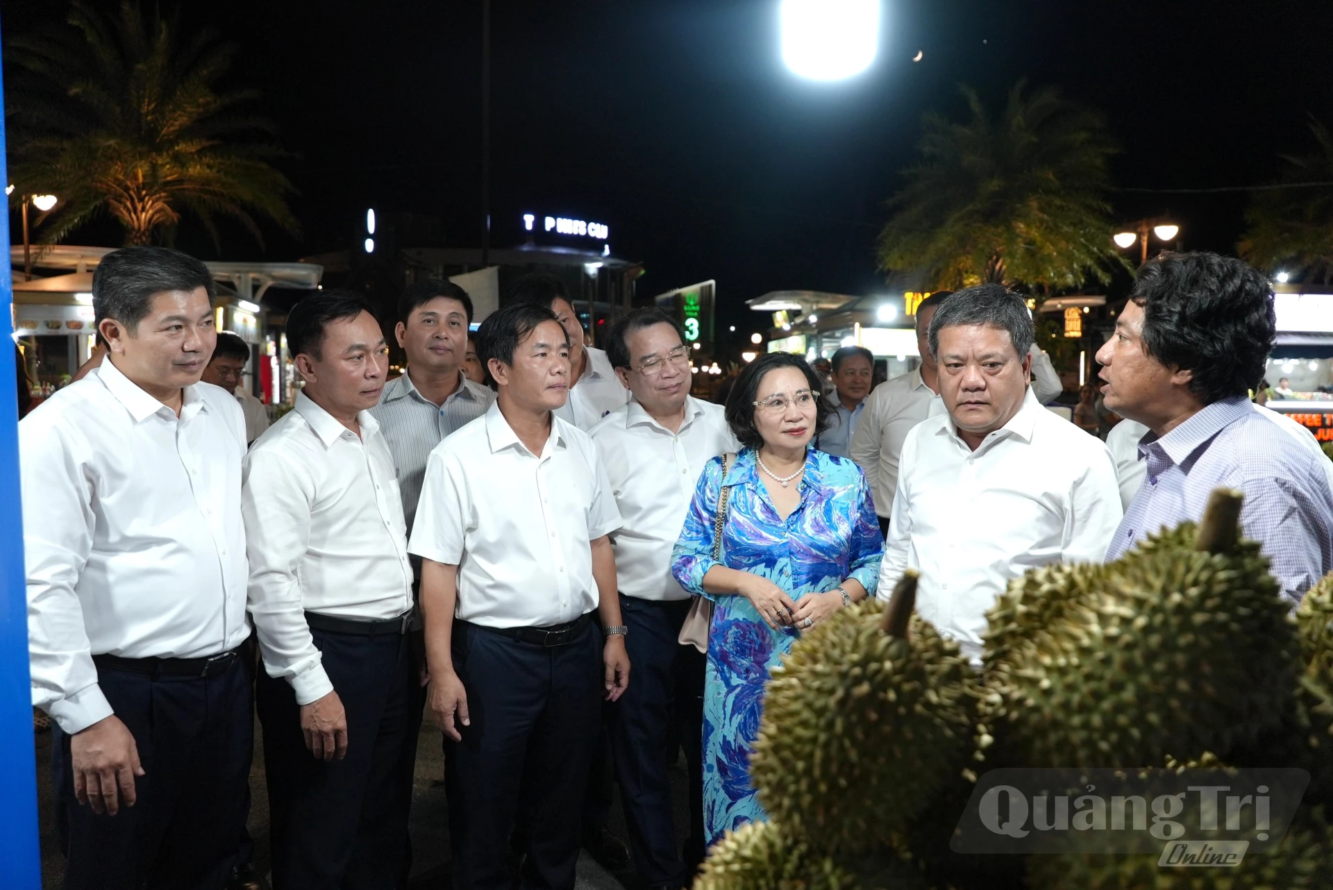 Các đồng chí lãnh đạo tỉnh Quảng Trị và tỉnh Khánh Hòa tham quan các gian hàng trưng bày sản phẩm nông sản tại sự kiện - Ảnh: T.Đ