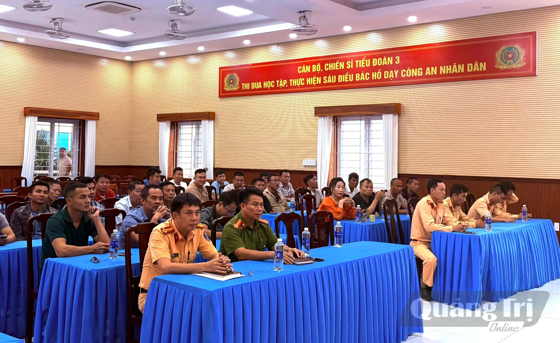 Các doanh nghiệp, chủ phương tiện, lái xe trên địa bàn các xã Quảng Trạch, Hòa Trạch, Phú Trạch, Tân Gianh và Trung Thuần tham gia buổi tuyên truyền - Ảnh: T.Đ