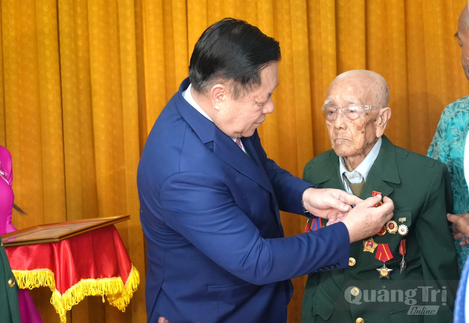 Đồng chí Đại tướng Nguyễn Trọng Nghĩa, Chủ nhiệm Tổng cục Chính trị Quân đội Nhân dân Việt Nam trao huy hiệu 80 năm tuổi Đảng cho đảng viên Đinh Hùng Thái, ở phường Đồng Sơn - Ảnh: T.Đ