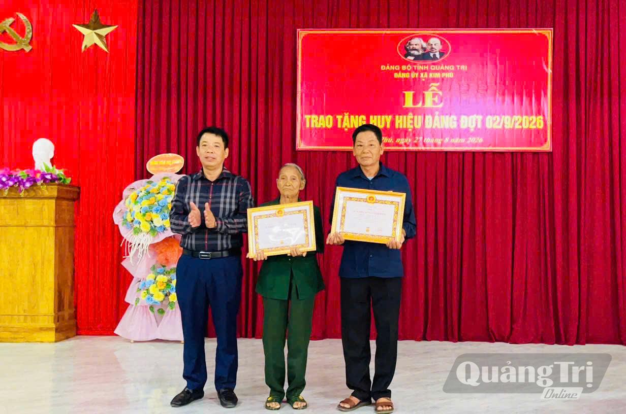 Lãnh đạo xã Kim Phú trao Huy hiệu Đảng cho các đảng viên lão thành trên địa bàn - Ảnh: X.P


