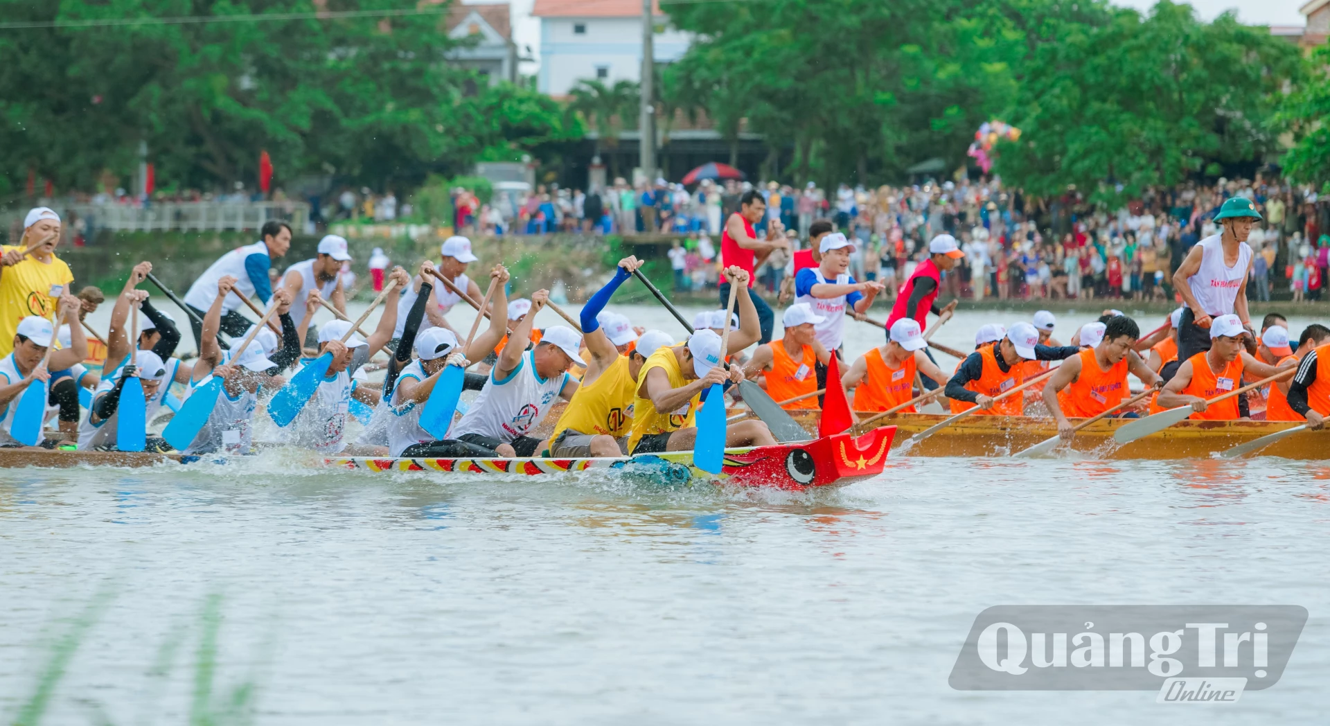 Dòng Kiến Giang dậy sóng trong mùa lễ hội - Ảnh: H.N