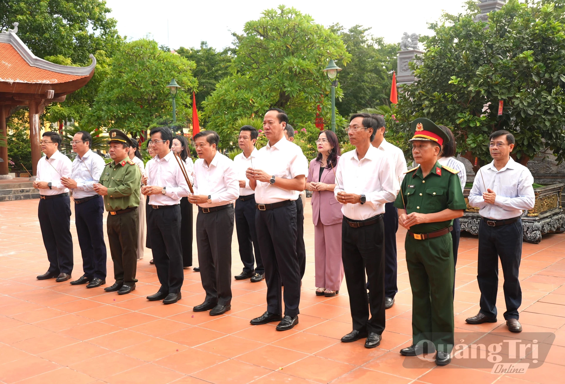 Đồng chí Lê Hồng Vinh, Chủ tịch UBND tỉnh và các đại biểu dâng hương tại Đền thờ Bác Hồ và các anh hùng liệt sĩ tỉnh - Ảnh: T.Đ
