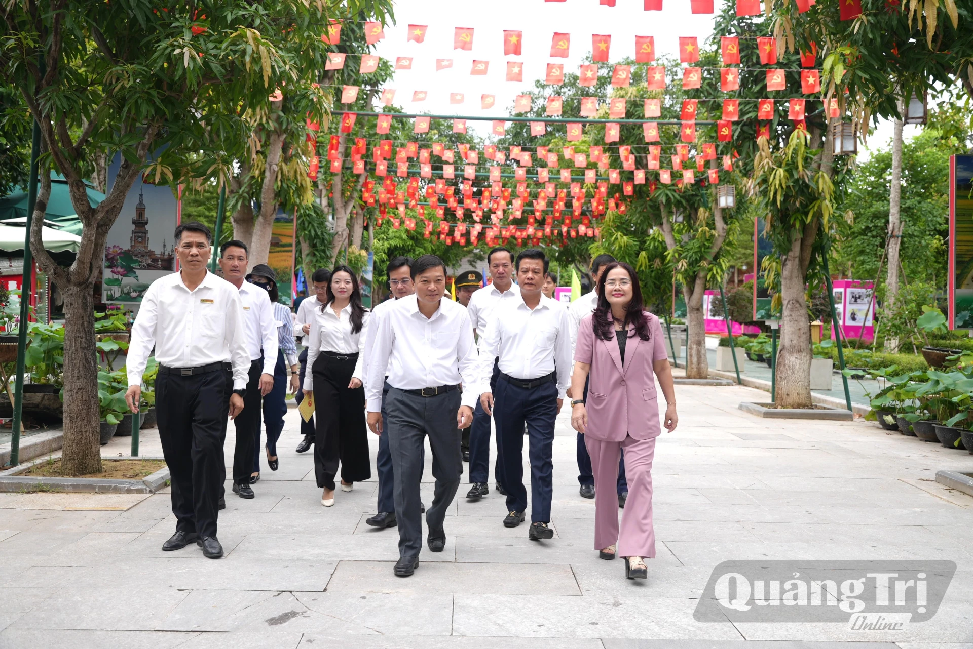 Đồng chí Lê Hồng Vinh, Chủ tịch UBND tỉnh và đoàn đại biểu UBND tỉnh Quảng Trị tham quan Khu di tích Quốc gia đặc biệt Kim Liên, tỉnh Nghệ An - Ảnh: T.Đ