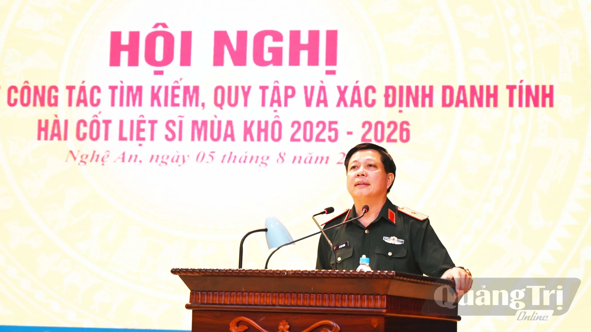 Thiếu tướng Lê Văn Trung, Phó Chính ủy, Trưởng ban Chỉ đạo Quân khu kết luận hội nghị.