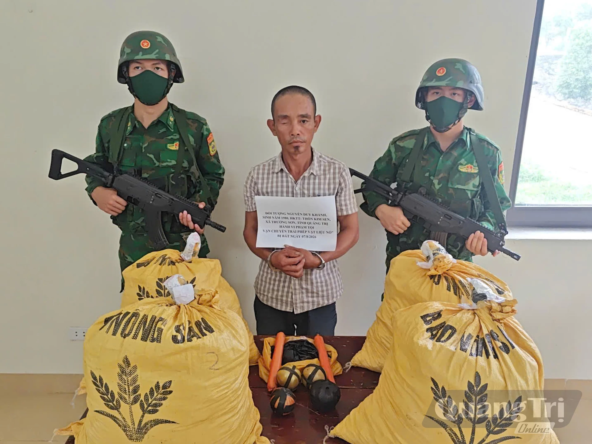 Đối tượng Nguyễn Duy Khánh và tang vật vụ án.