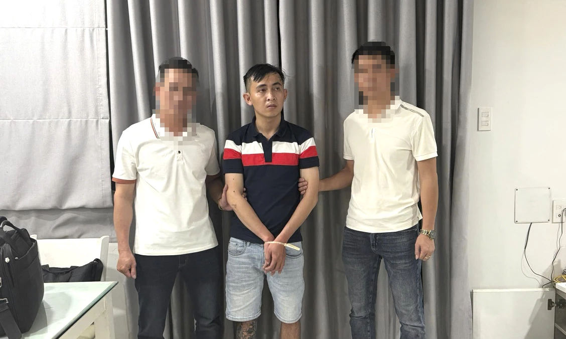 Bắt giữ đối tượng truy nã Phan Văn Phóng - Ảnh: N.Q.V