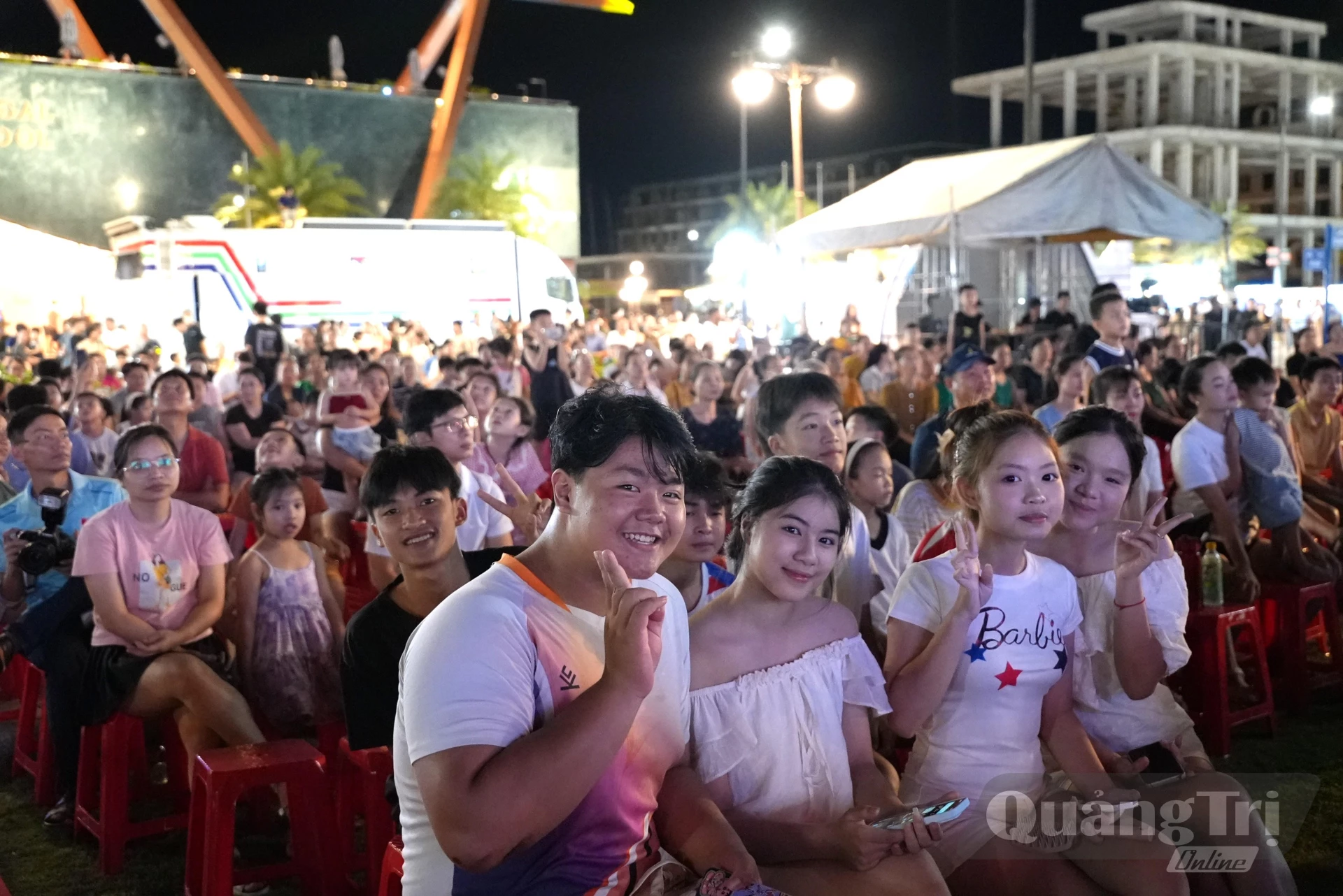 Giới trẻ Quảng Trị hào hứng khi được tìm hiểu mảnh đất, con người Khánh Hòa thông qua các tiết mục nghệ thuật - Ảnh: T.Đ