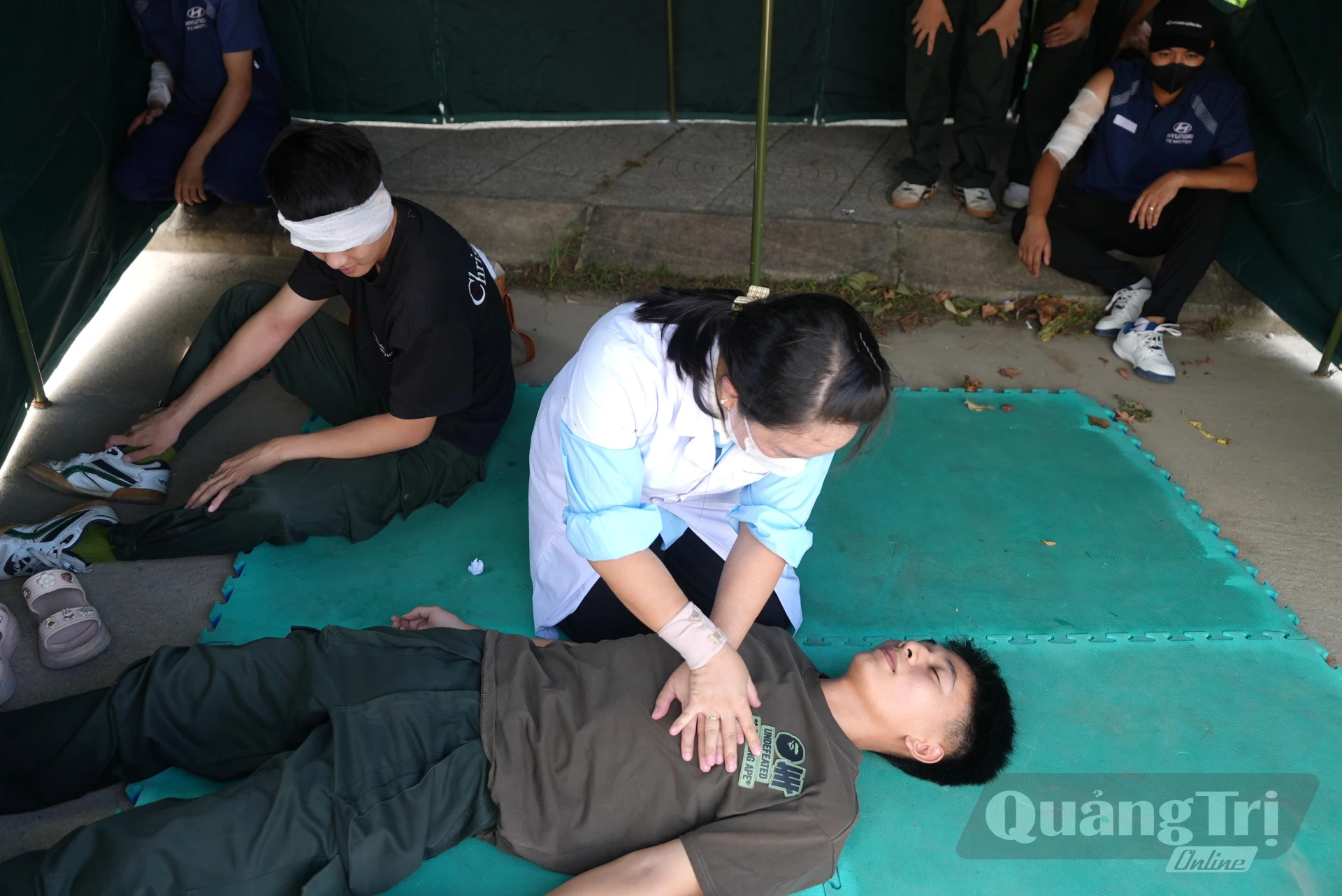 Trạm Y tế dã chiến được thành lập ở gần khu vực xảy ra cháy nhằm kịp thời cứu chữa người bị nạn - Ảnh: T.Đ