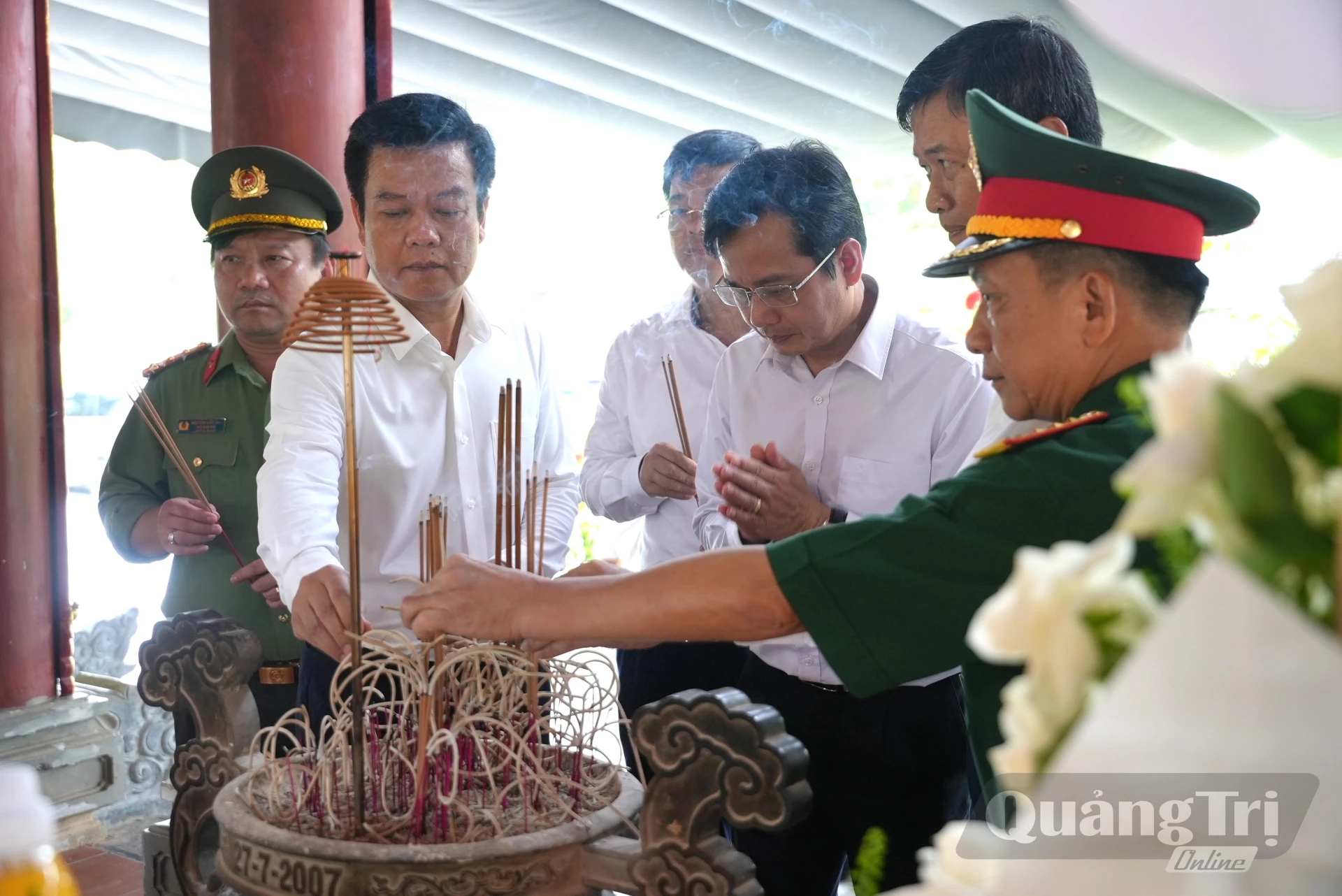 Lãnh đạo các sở, ngành của tỉnh Quảng Trị dâng hương tri ân các anh hùng liệt sĩ tại Khu di tích lịch sử Quốc gia Truông Bồn, tỉnh Nghệ An - Ảnh: T.Đ