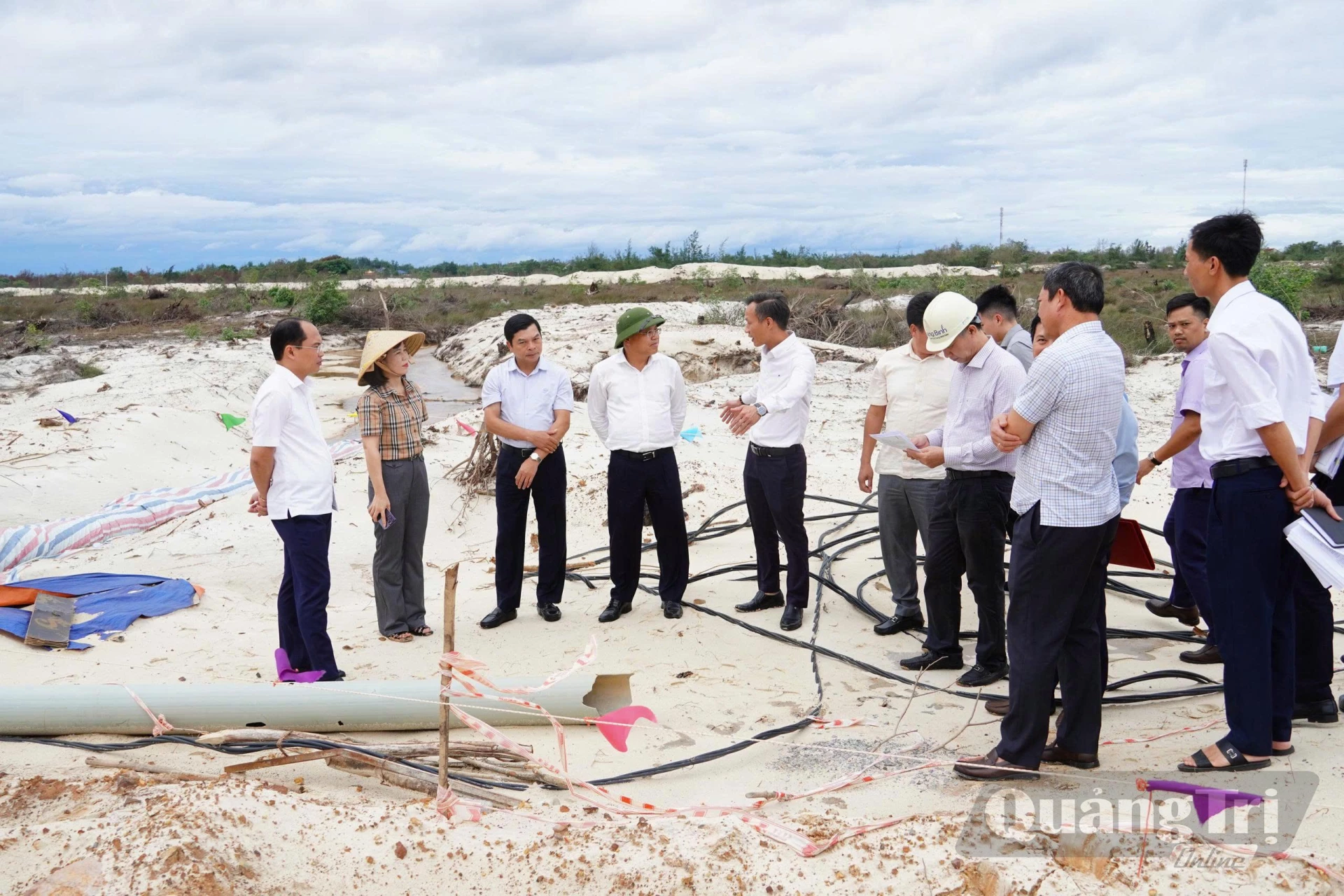 Phó Chủ tịch UBND tỉnh Lê Đức Tiến kiểm tra thực tế khu vực tuyến cáp ngầm 33kV của Công ty Cổ phần Điện gió BT2 - Ảnh: NL