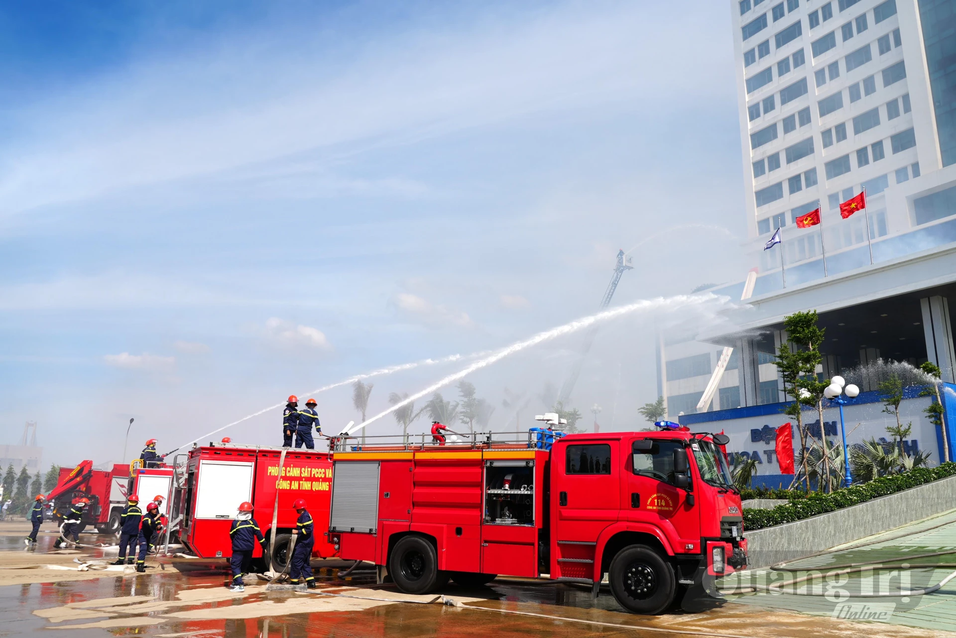 Nhận định đám cháy có nguy cơ lan rộng, lực lượng chữa cháy chuyên nghiệp cùng nhiều phương tiện chuyên dụng tiếp tục được huy động đến hiện trường - Ảnh: T.Đ