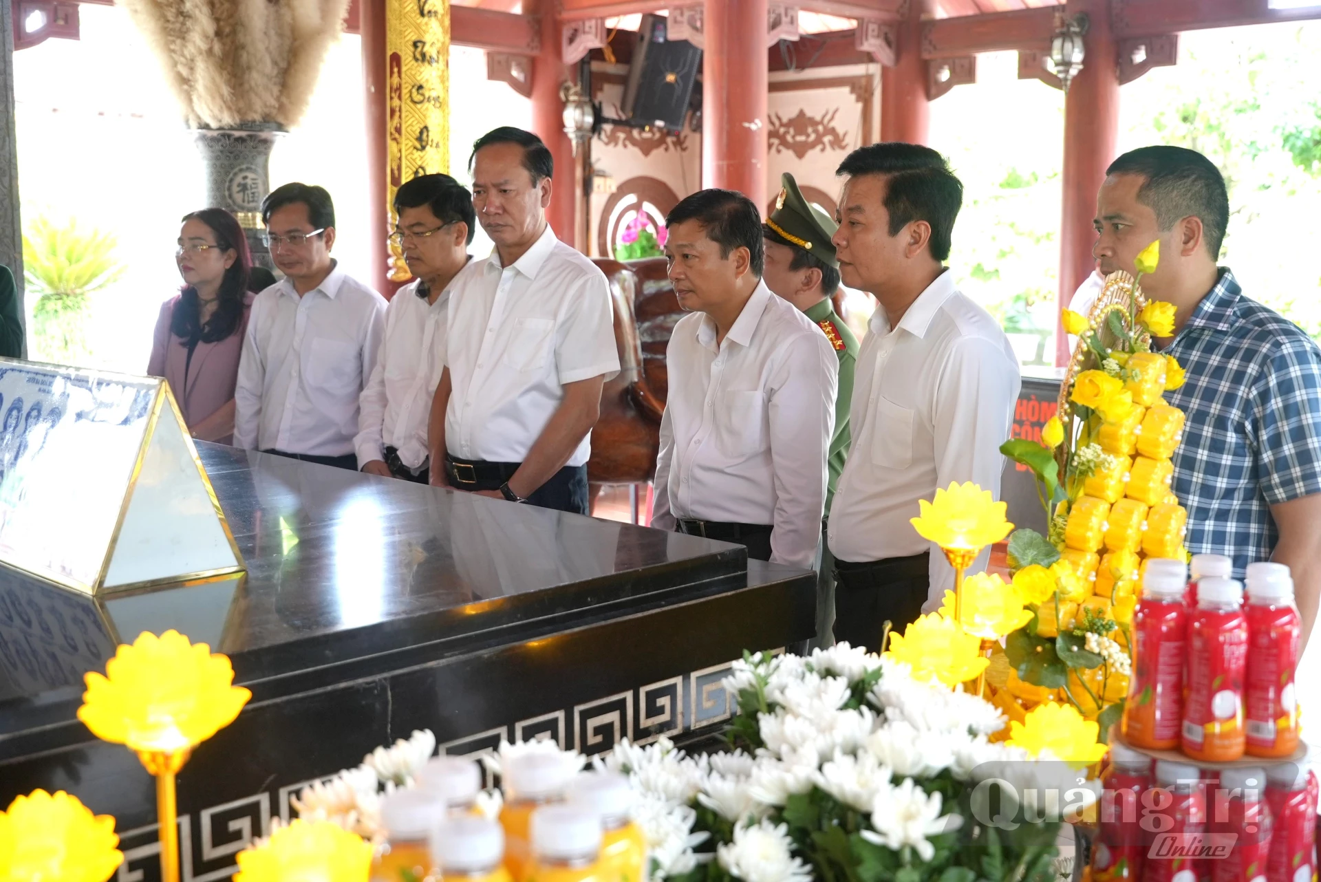 Các đại biểu xúc động trước sự hi sinh anh dũng của 13 chiến sĩ thanh niên xung phong thuộc “Tiểu đội thép”, Đại đội 317 vào ngày 31/10/1968 - Ảnh: T.Đ