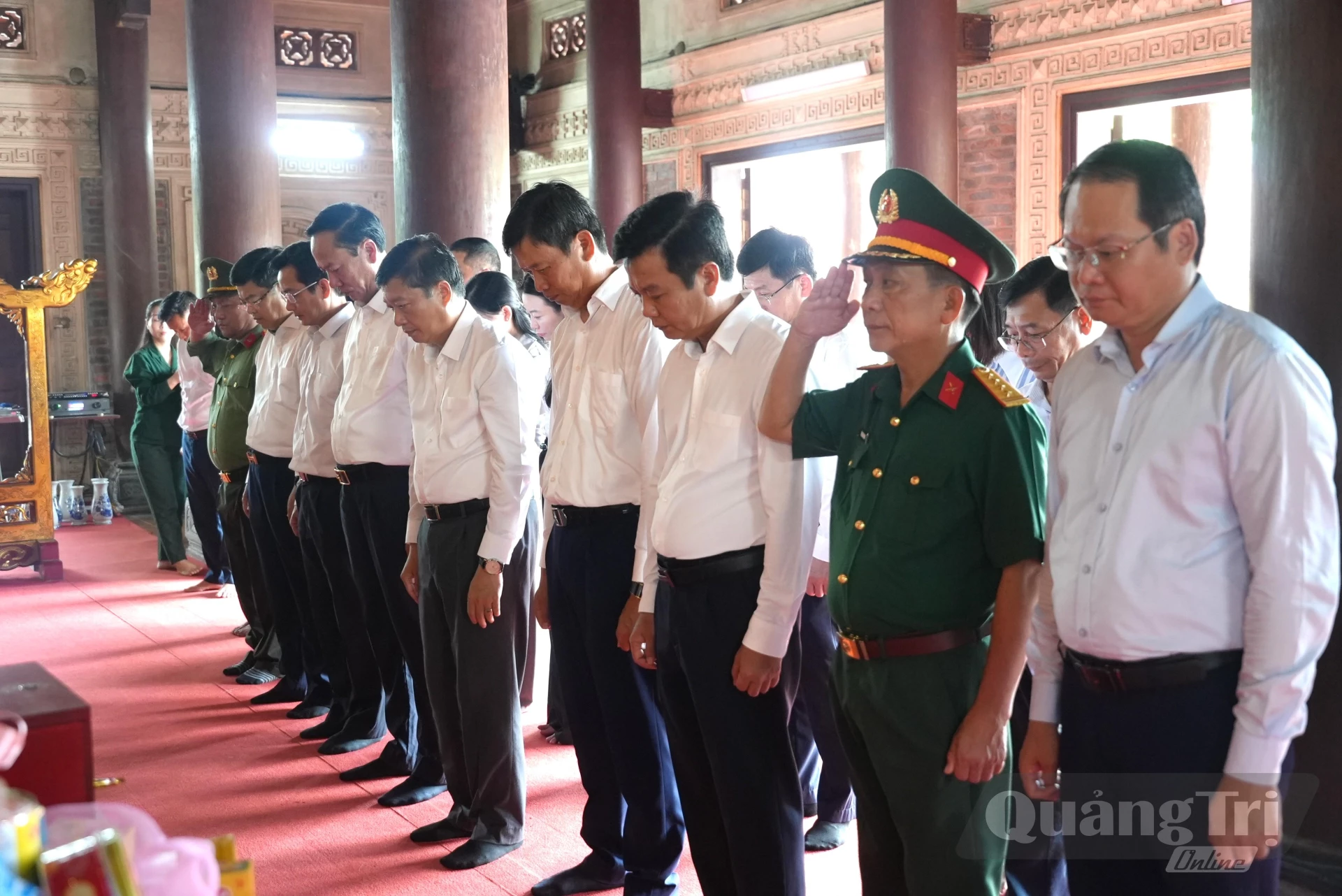 Đoàn đại biểu UBND tỉnh Quảng Trị tri ân các anh hùng liệt sĩ tại Khu di tích lịch sử Quốc gia Truông Bồn, tỉnh Nghệ An- Ảnh: T.Đ